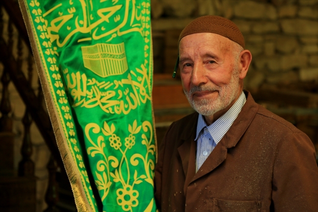 Ali dede gönüllü olarak camilere 40 yıldır minber yapıyor